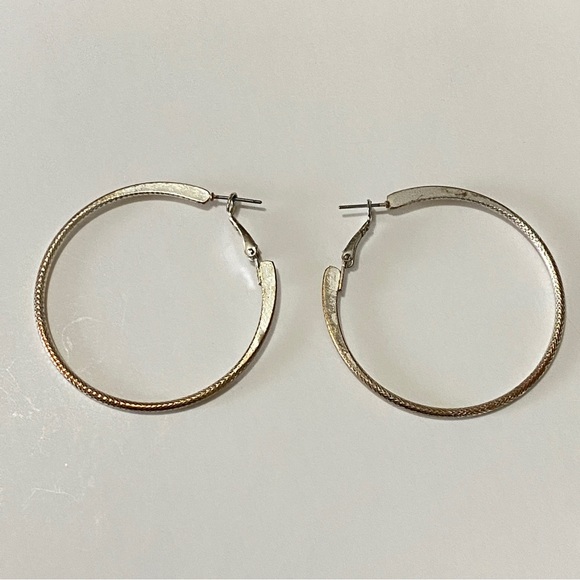 Vintage Silver-Tone Textured Hoop Earrings 45mm Latch Back - Picture 3 of 5